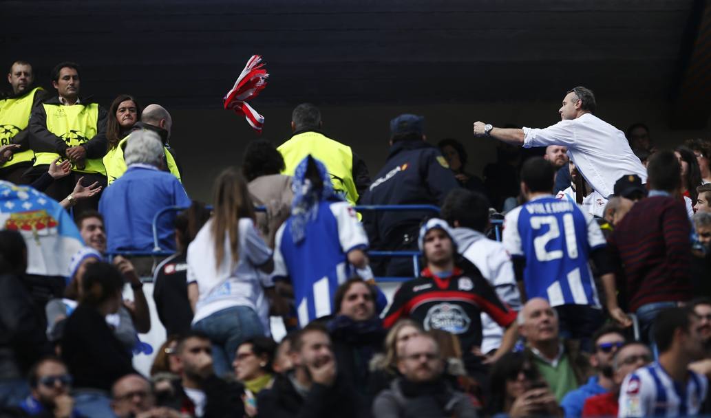 Un tifoso dell&#39;Atletico getta la sua sciarpa con i colori della squadra si Simeone tra i supporter del Deportivo (Reuters)